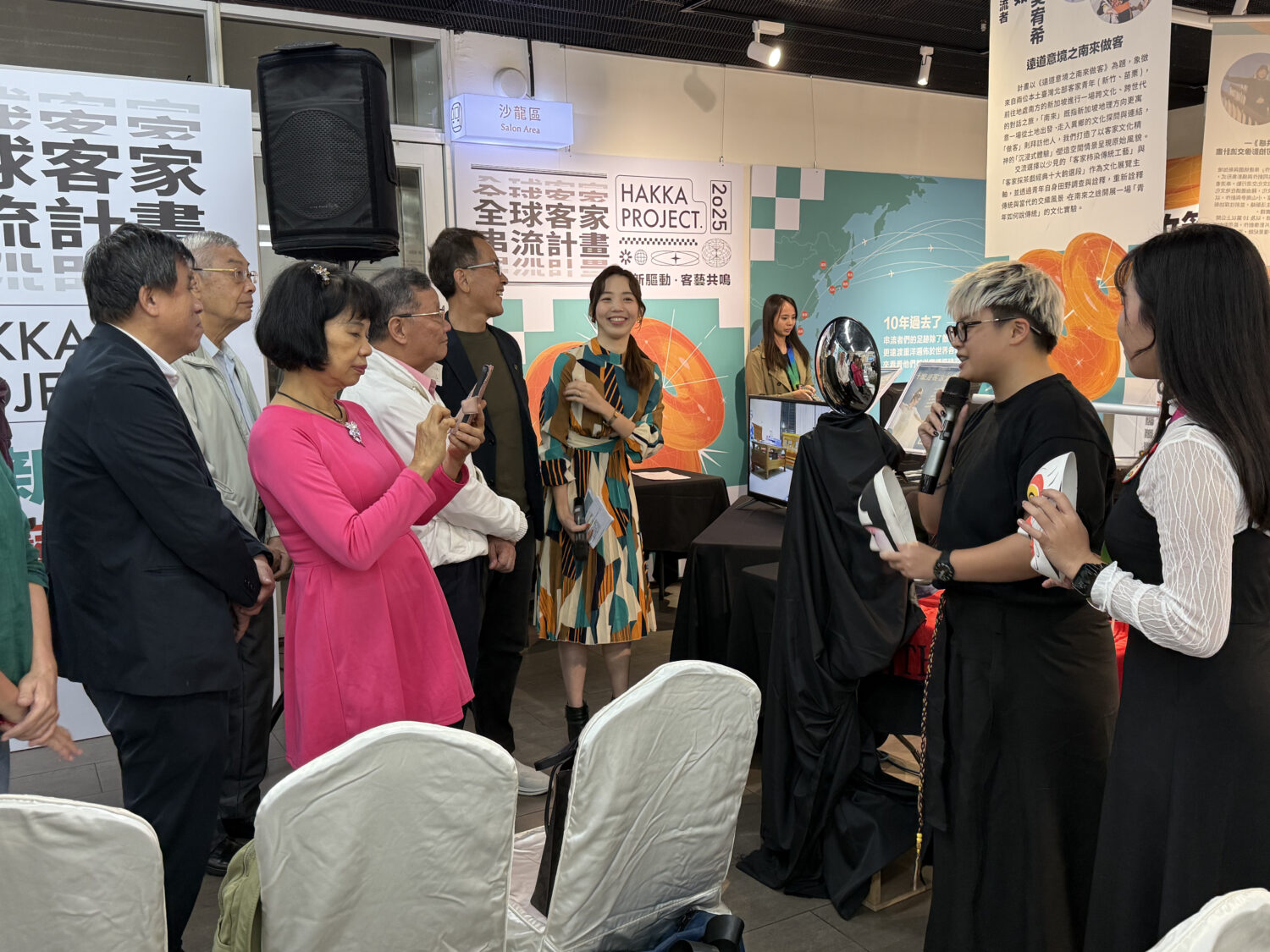 全球客家串流計畫十年轉型 青年串流讓客家文化持續在全球發聲 本年度串流成果發表會暨成果展現場由串流者-吳宥希、彭羽如向與會貴賓介紹串流成果。(圖/財團法人台北市客家文化基金會 提供)