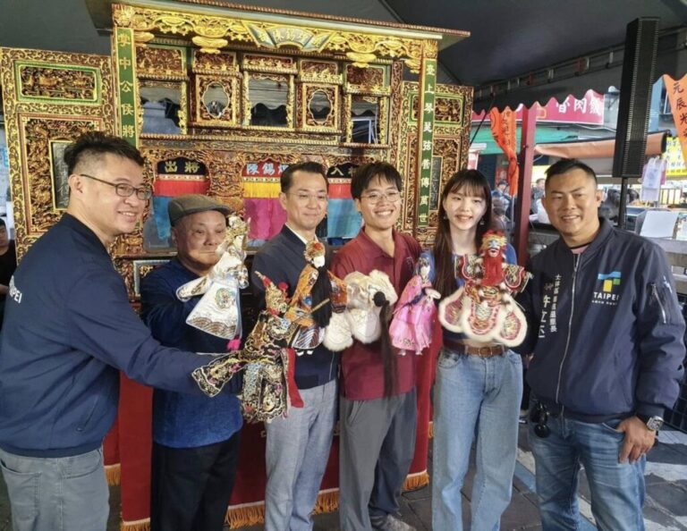 國寶掌中戲再現廟口！義信里里長許立丕結合傳統文化行銷士林夜市商圈