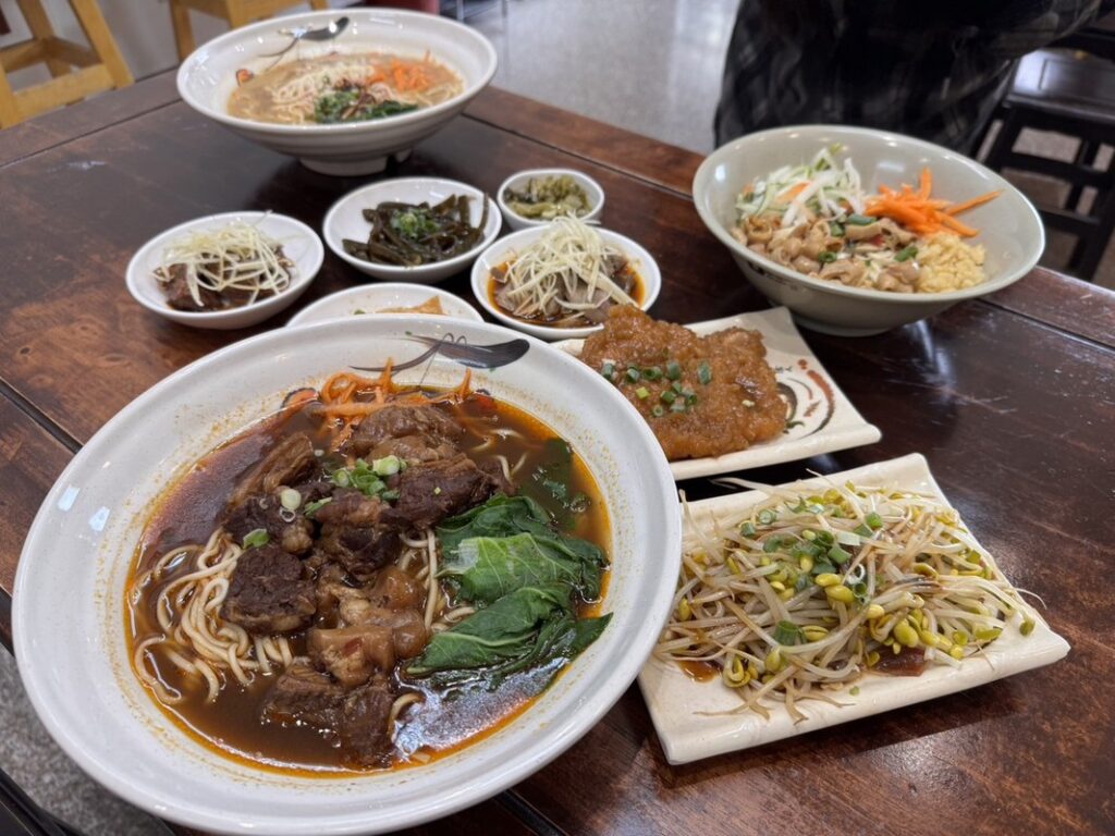 台中西屯牛肉麵必吃！手工麵條Q彈、皮蛋炸醬香濃雙主打