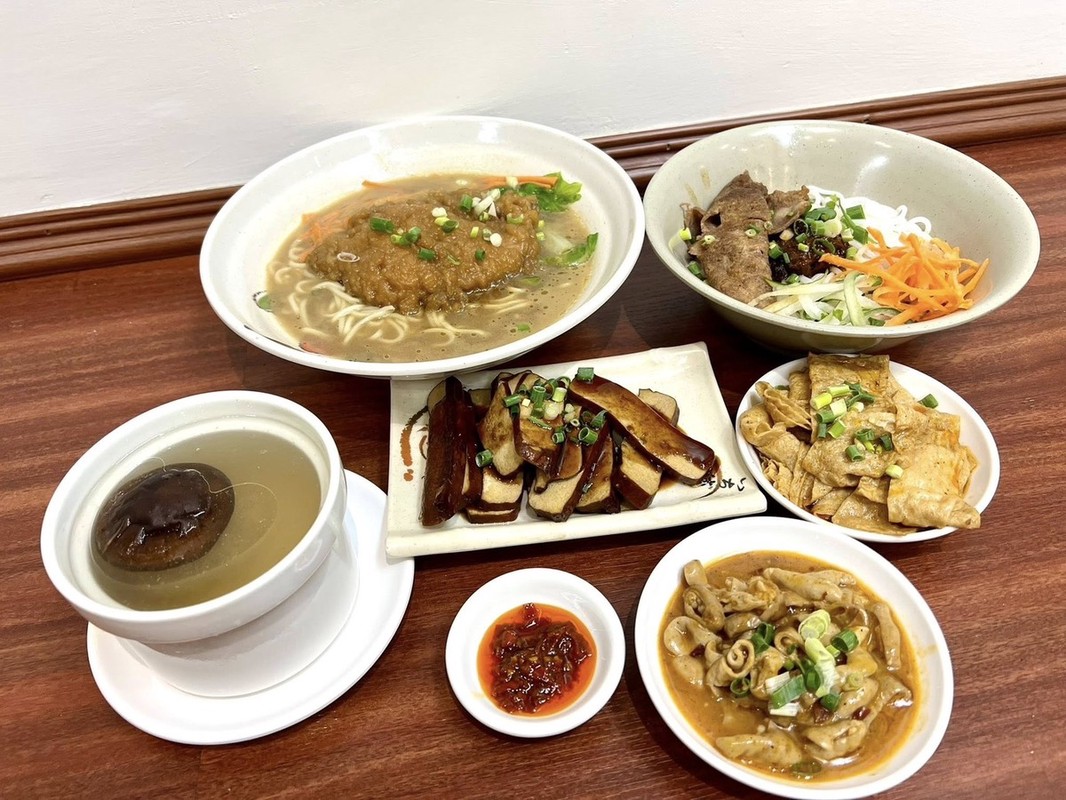 台中西屯牛肉麵必吃！手工麵條Q彈、皮蛋炸醬香濃雙主打