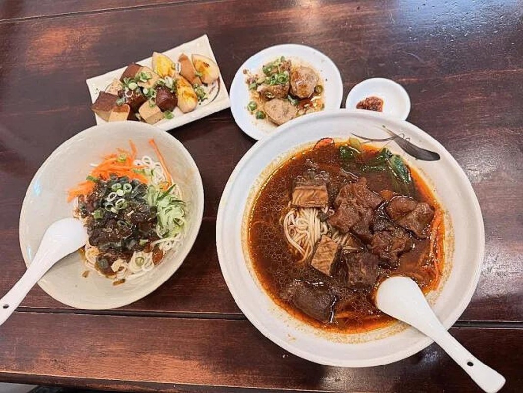 台中西屯牛肉麵必吃！手工麵條Q彈、皮蛋炸醬香濃雙主打
