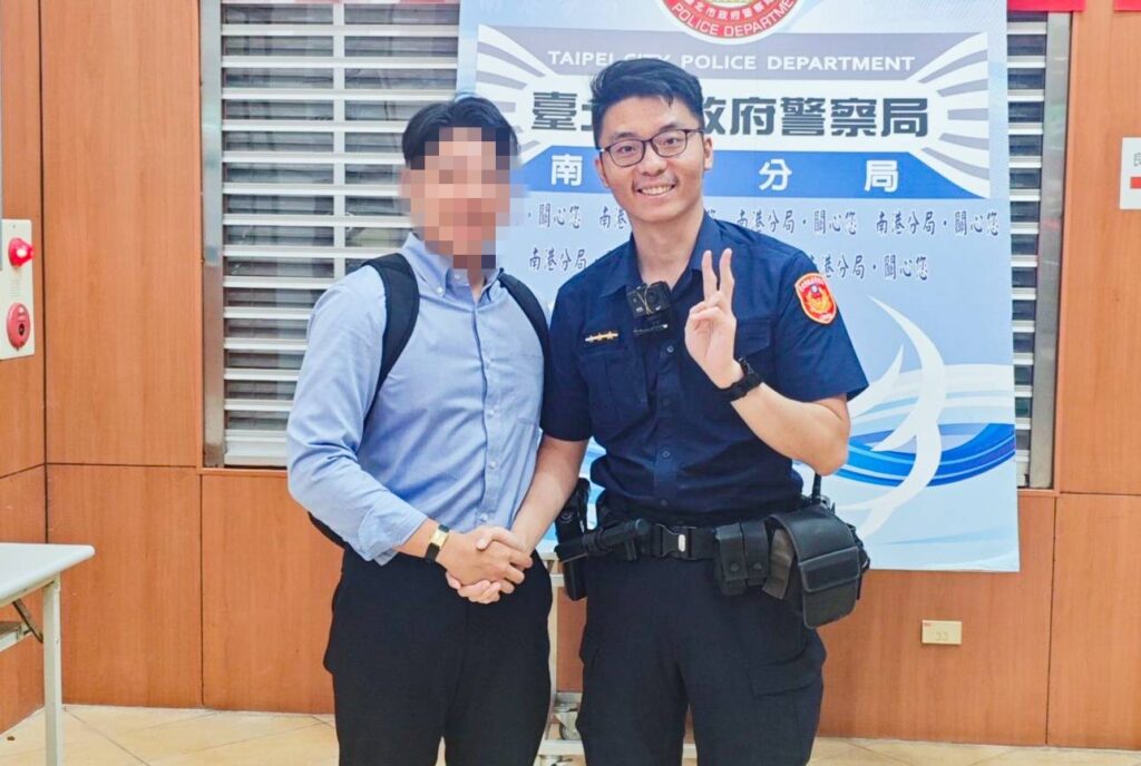 日男下車手機不慎遺落 慌張求助南港警順利尋回! 民眾感謝員警熱心協助。(圖/記者薛秀蓮 翻攝)