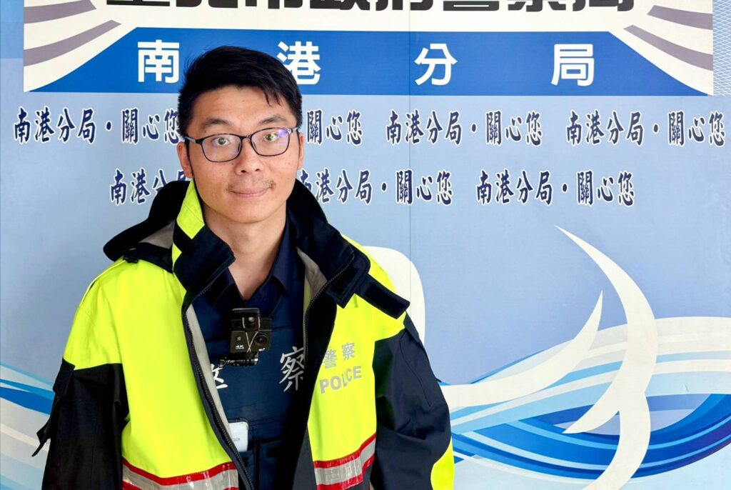 日男下車手機不慎遺落 慌張求助南港警順利尋回! 玉成派出所警員郭懷升。(圖/記者薛秀蓮 翻攝)