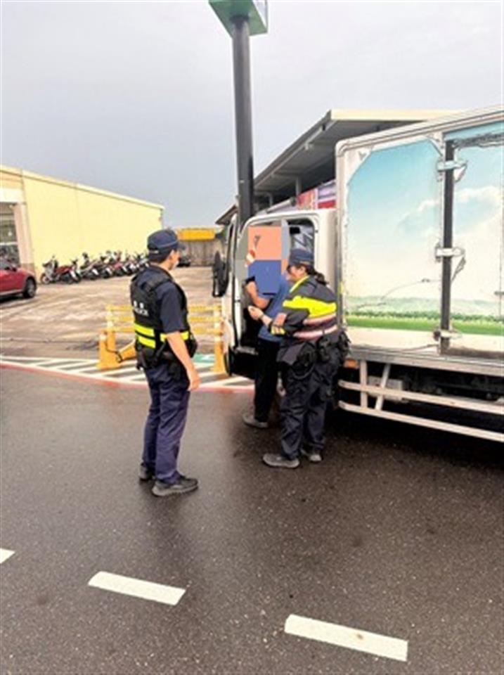 物流車拋錨於路中　和美員警及時伸手解危