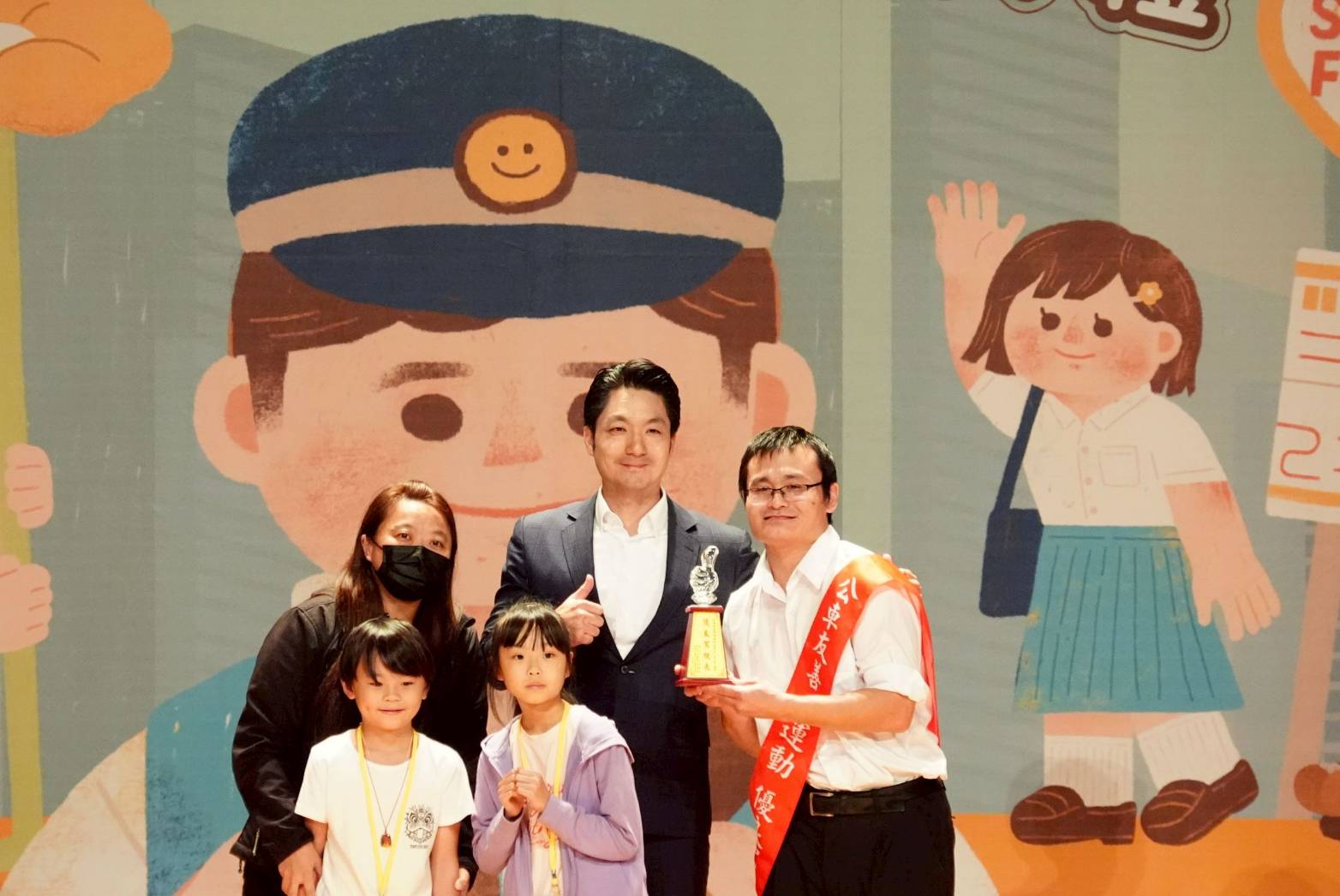 台北公車服務獲市民按讚 蔣萬安親頒獎項肯定駕駛溫暖舉動 台北公車服務獲市民按讚 蔣萬安親頒獎項肯定駕駛溫暖舉動