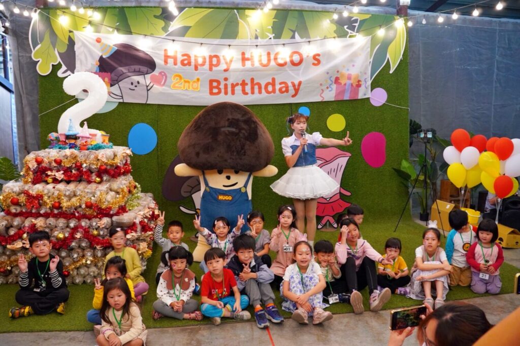 生日會大合照，畫下溫馨句點。（圖／豐年靈芝菇類生態農場）