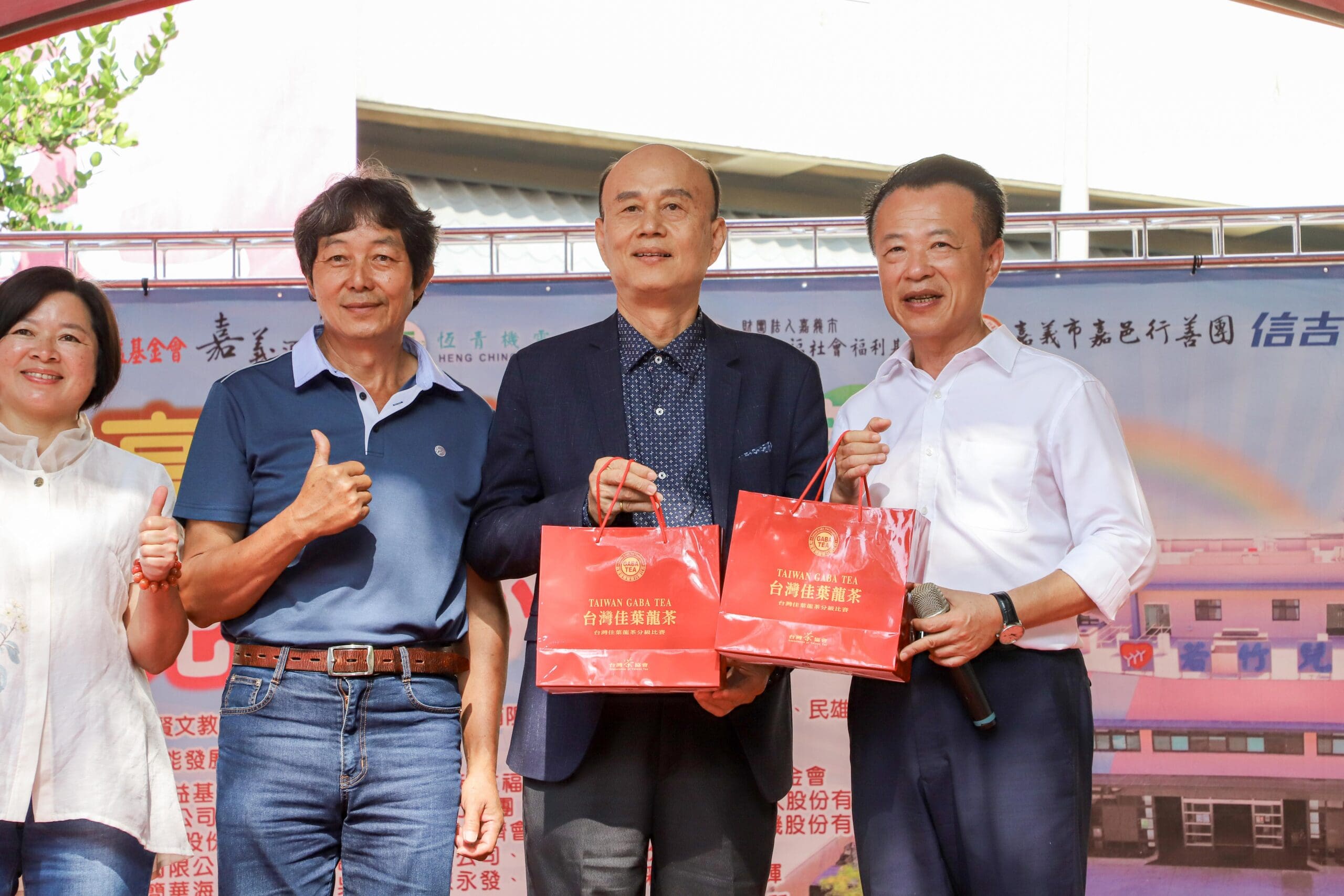 若竹兒愛心園遊會登場　翁章梁拍賣21年玉山陳高甕酒做公益