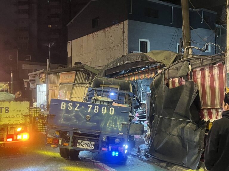 平鎮清晨驚險車禍！2車撞進民宅、鐵皮屋　5人受傷送醫