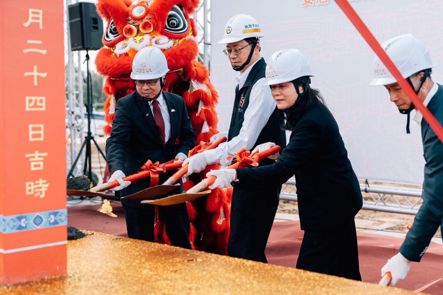 政府與各界企業攜手獻愛!桃園市長張善政出席「兒少福利園區」動土典禮 桃園市長張善政、台北市議會議長戴錫欽、衛福部政務次長呂建德等共同參與動土典禮。(圖/忠義基金會 提供)