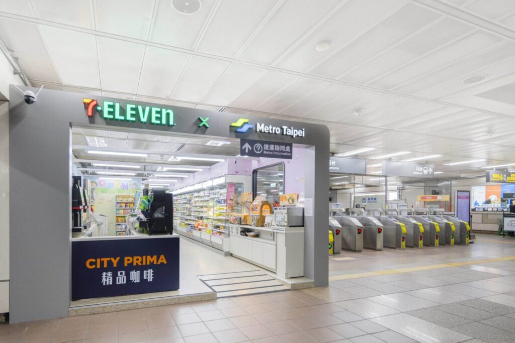 北捷與7-ELEVEN聯名店開幕　台大醫院站打造列車主題便利空間