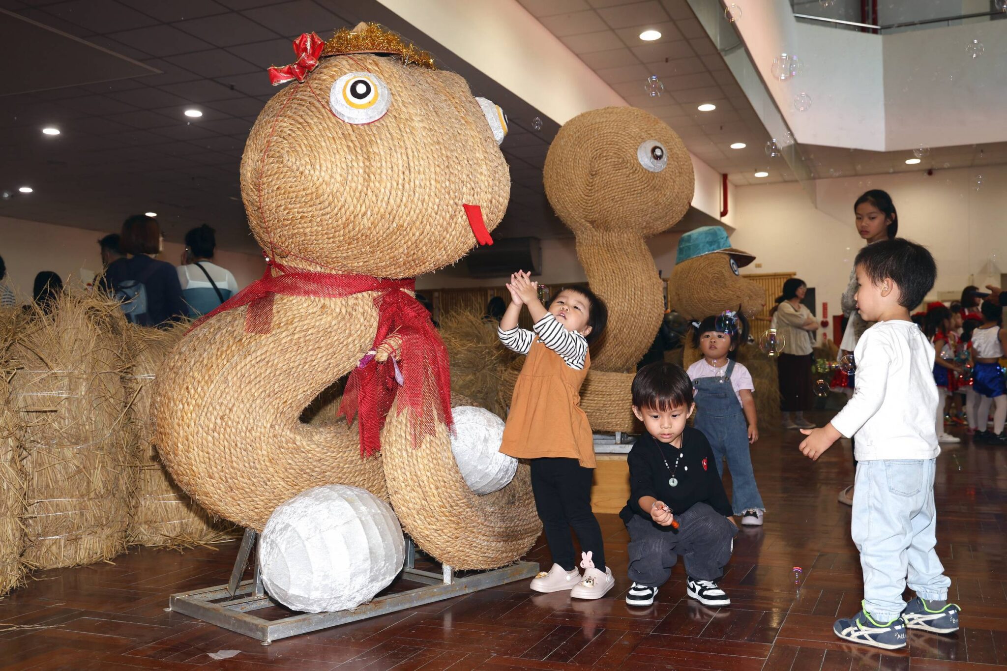 「馬稻成功」草屯稻草工藝文化節熱鬧開幕　巨無霸「扁擔王」挑戰金氏世界紀錄