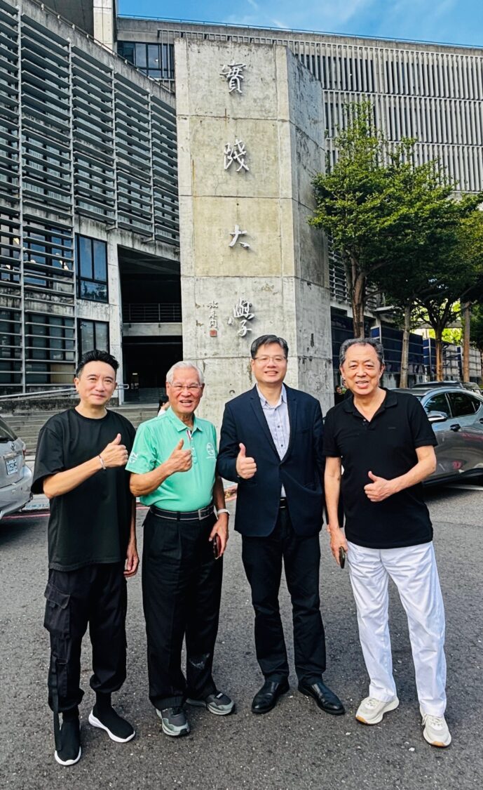 名導演朱延平、亞威AI學院院長陳志寬、執行長張楷文「亞威AI國家隊」創新賦能產業 (右起)名導演朱延平、實踐大學陳瑩峰教授、亞威AI學院院長陳志寬、執行長張楷文推動AI 創新賦能產業。(圖/亞威AI商務應用教育學院 提供)