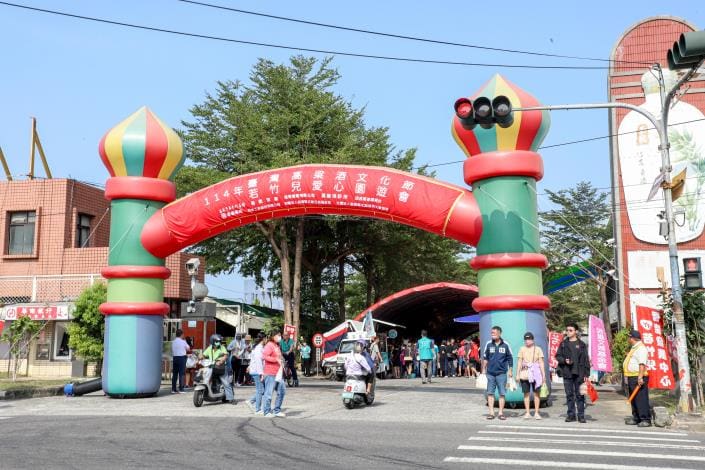 若竹兒愛心園遊會登場　翁章梁拍賣21年玉山陳高甕酒做公益