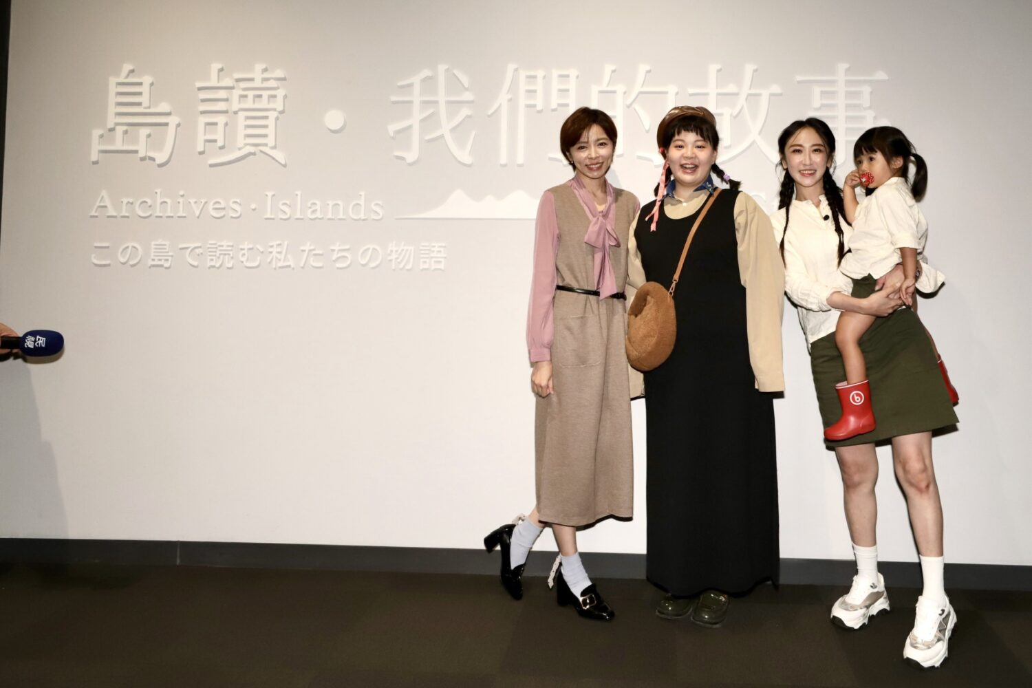 民視八點檔《好運來》演員王瞳(左)、宮美樂(中)以及蔡允潔(右)參觀國家檔案館。(圖/民視 提供)