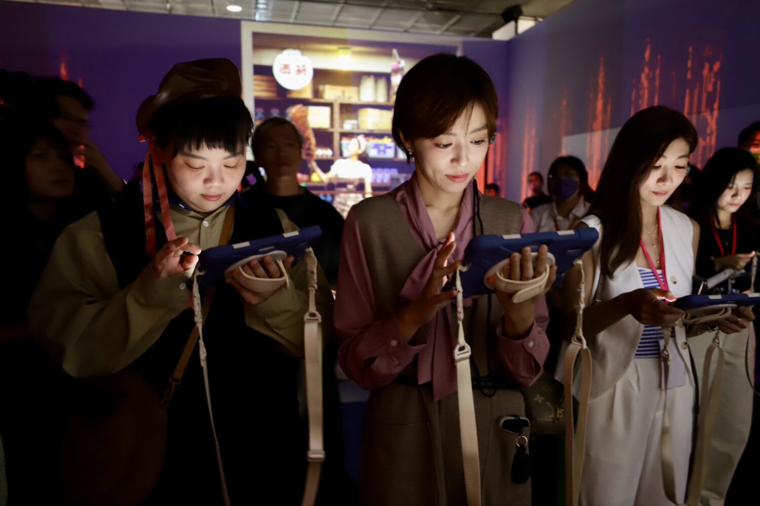 觀展嘉賓體驗展區互動。(圖/民視 提供)