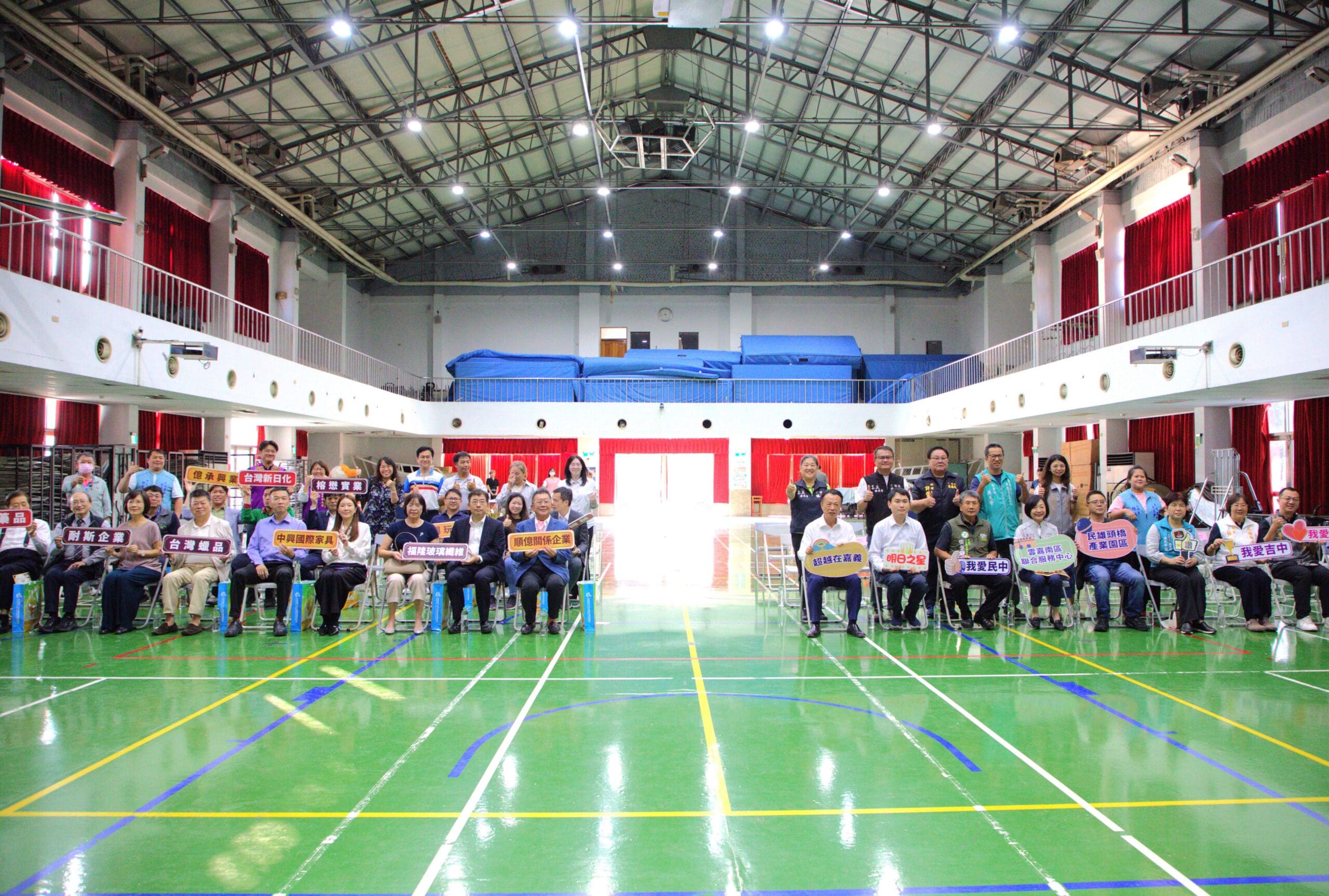 企業愛心齊力相挺　嘉義縣企業捐贈三校運動團隊交通車助攻學子安全出征