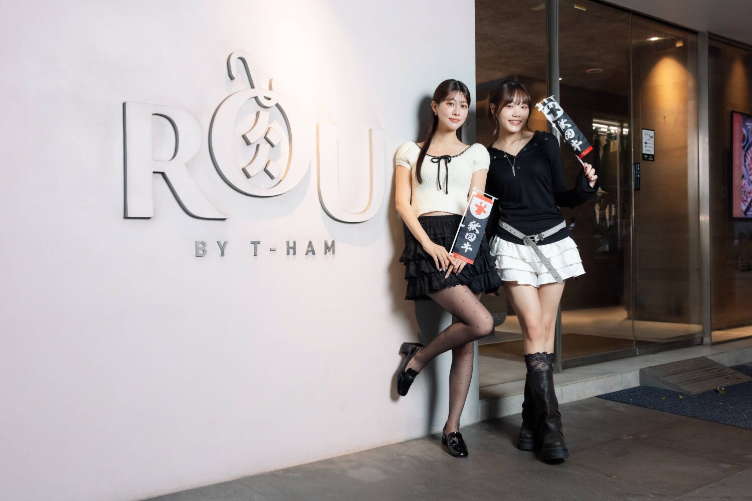 （左起）阿部瑪利亞、李采潔受邀搶先開箱「秋田牛限定套餐」。（圖／詩國秋田 提供）