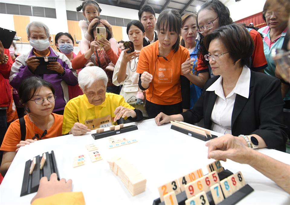 彰化銀髮換數師─拉密大賽　90歲長者祖孫檔熱情參與