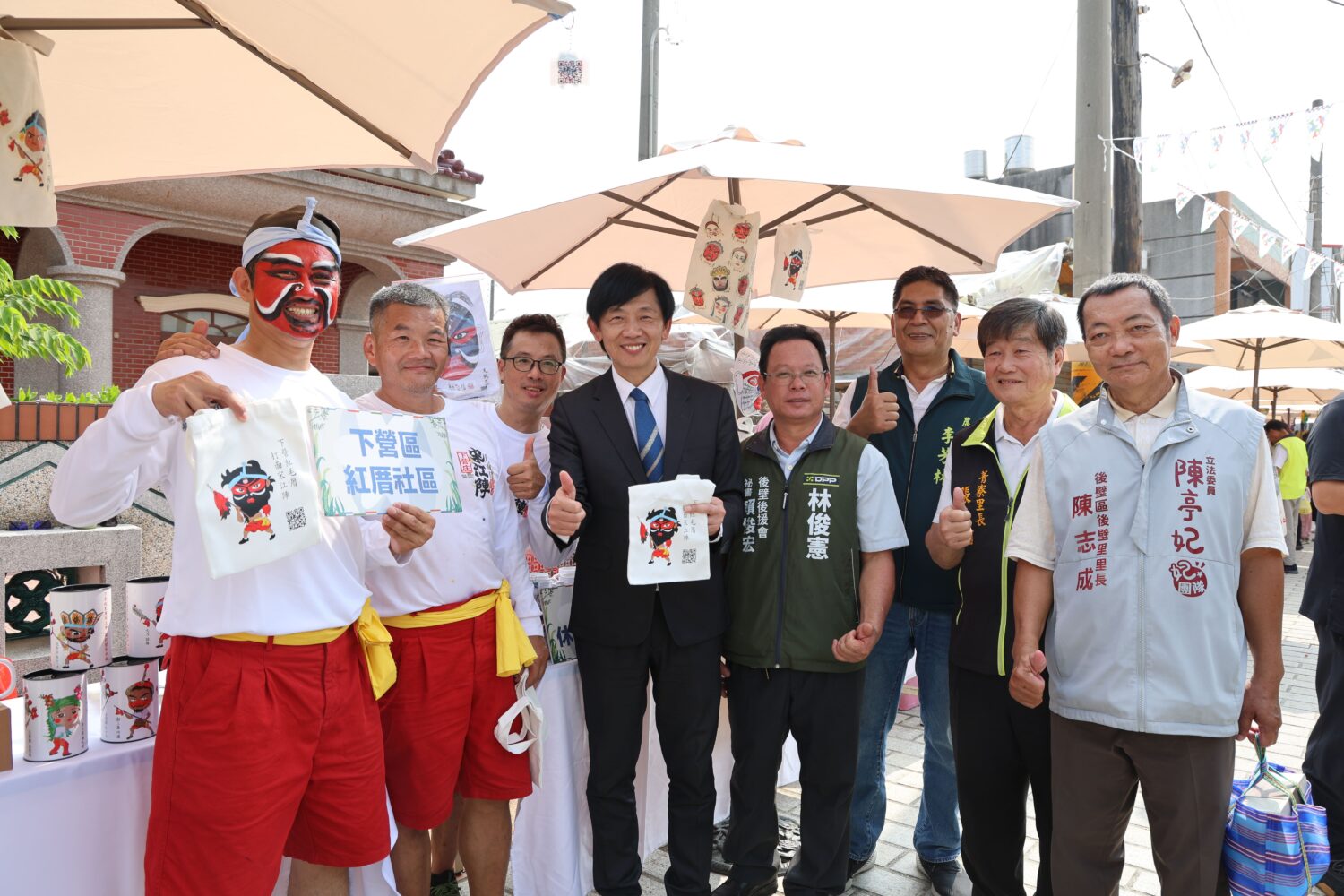 臺南市副市長葉澤山(左四)至各攤位巡禮。(圖/主辦 提供)