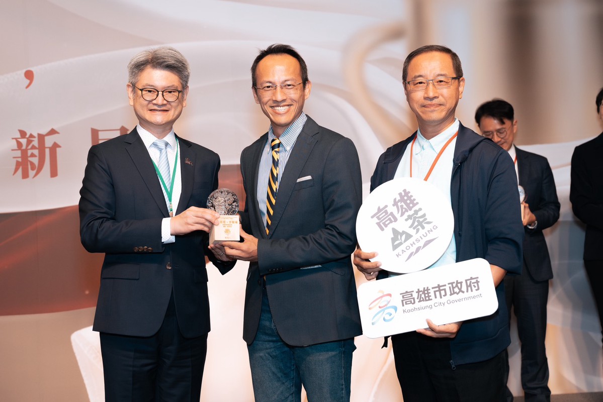 落實市長農業永續藍圖 高雄六龜山茶品牌化成果亮眼 農業局以山茶專案榮獲 2025《百大MVP經理人》肯定 落實市長農業永續藍圖 高雄六龜山茶品牌化成果亮眼 農業局以山茶專案榮獲 2025《百大MVP經理人》肯定