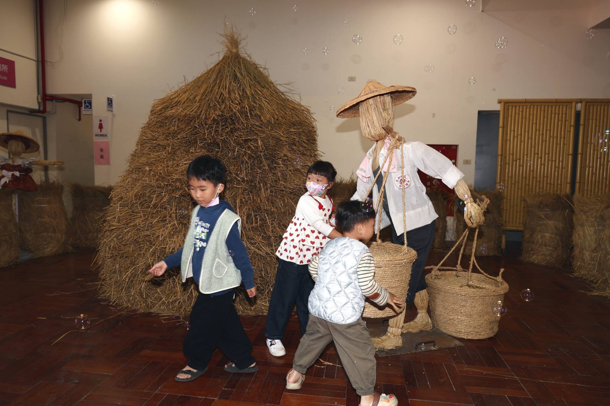 「馬稻成功」草屯稻草工藝文化節熱鬧開幕 巨無霸「扁擔王」挑戰金氏世界紀錄 「馬稻成功」草屯稻草工藝文化節熱鬧開幕 巨無霸「扁擔王」挑戰金氏世界紀錄