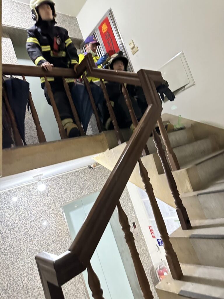 酒醉男清晨開瓦斯鬧事　警消破門壓制送醫