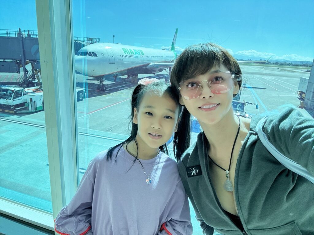 克服五層樓高滑梯！李沛綾「頂艇」帥翻！單獨帶女兒出國實施「魔鬼獨立特訓」