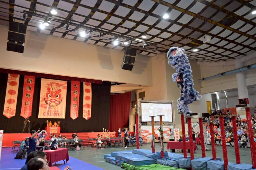 2025新北市泰山獅王文化節盛大登場 傳統技藝與民俗文化齊放異彩 爭霸賽現場比賽畫面,圖中為基隆長興呂師父龍獅團。(圖/泰山區公所提供)