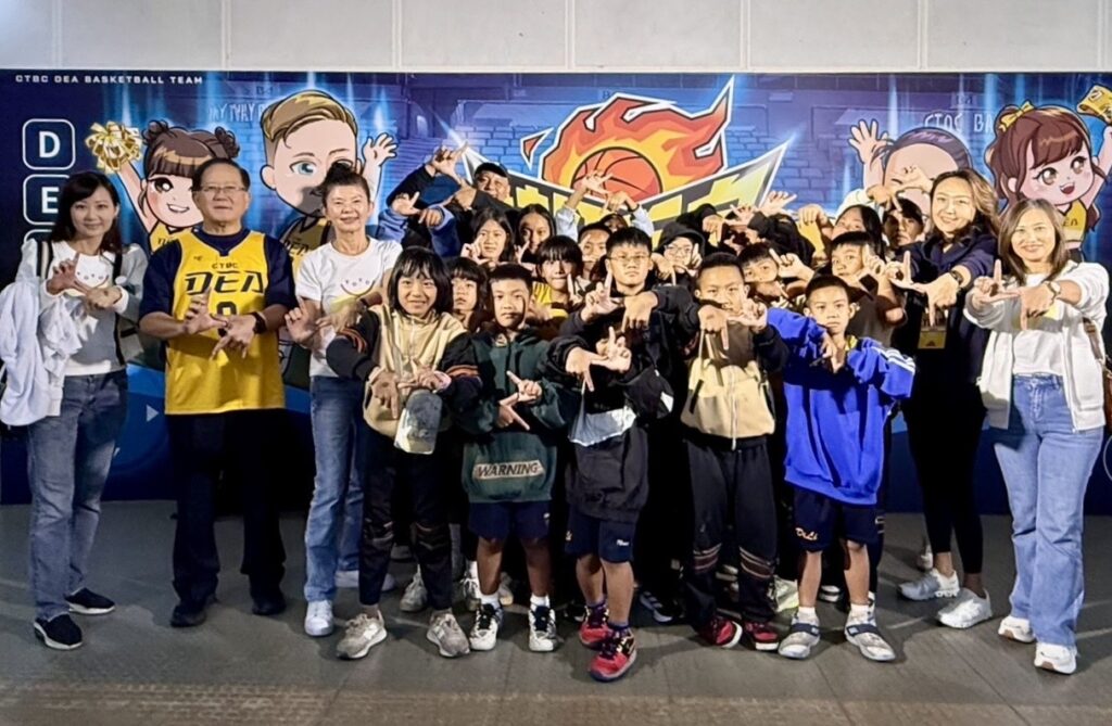 新北中信特攻邀請偏鄉籃球隊觀賽 鼓勵小籃球員勇於追求夢想