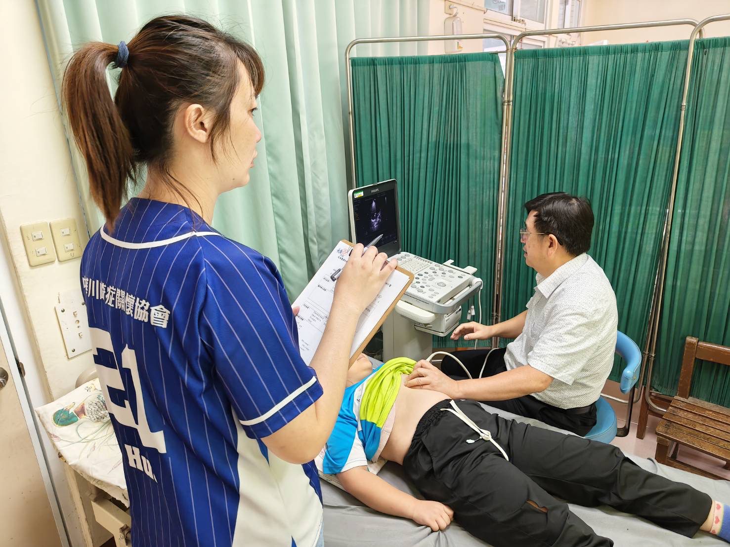 六龜龍興國小家屬與病童感謝高雄長庚「川崎美心專車」心臟義診再造之恩　守護偏鄉兒童健康之心