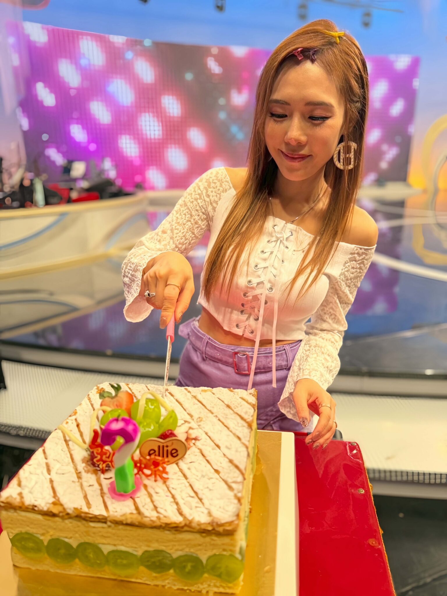 吳申梅 Gigi 狂收八顆蛋糕 康康許志豪率近百人棚內齊唱生日快樂