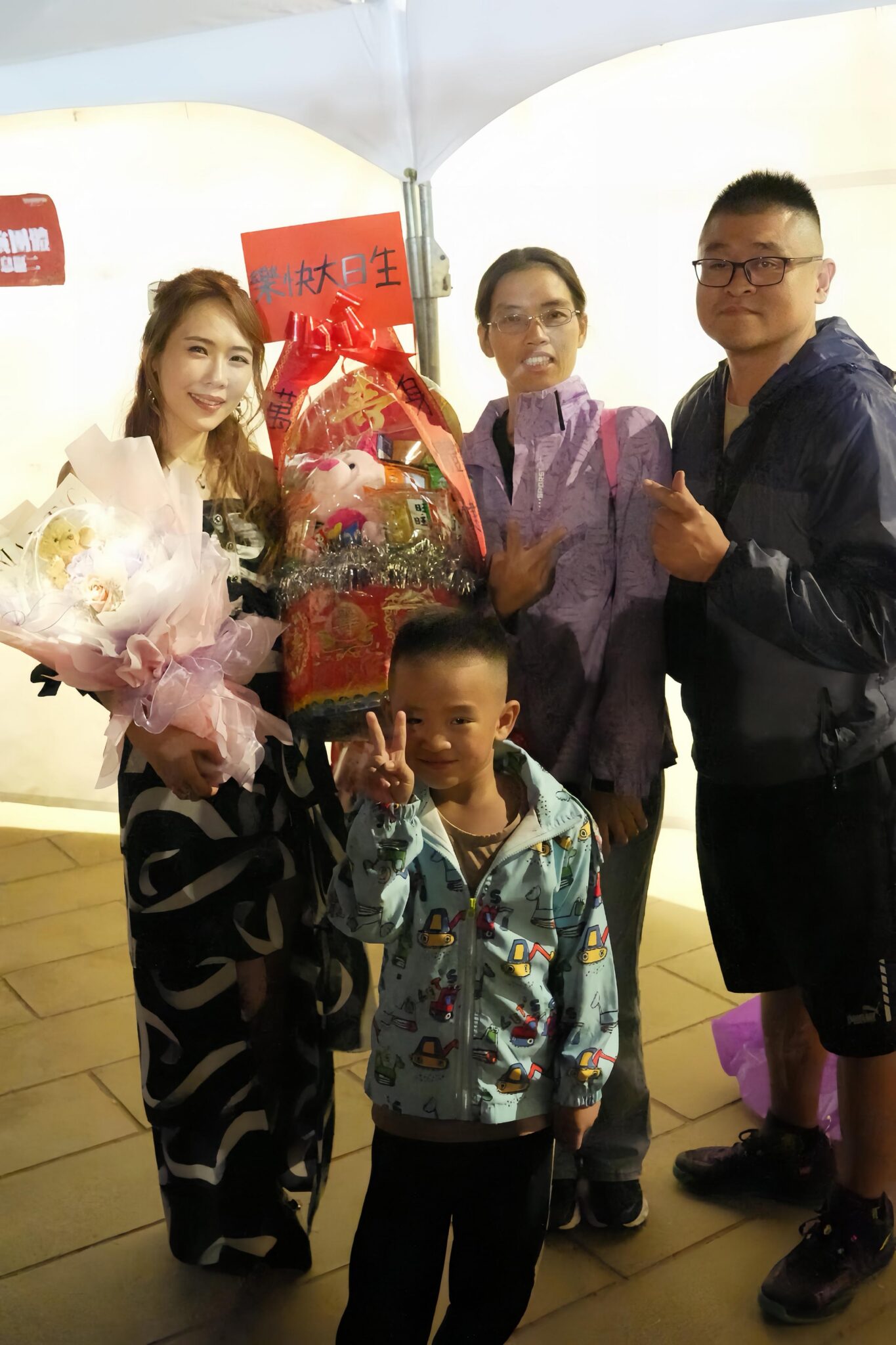 吳申梅 Gigi 狂收八顆蛋糕 康康許志豪率近百人棚內齊唱生日快樂