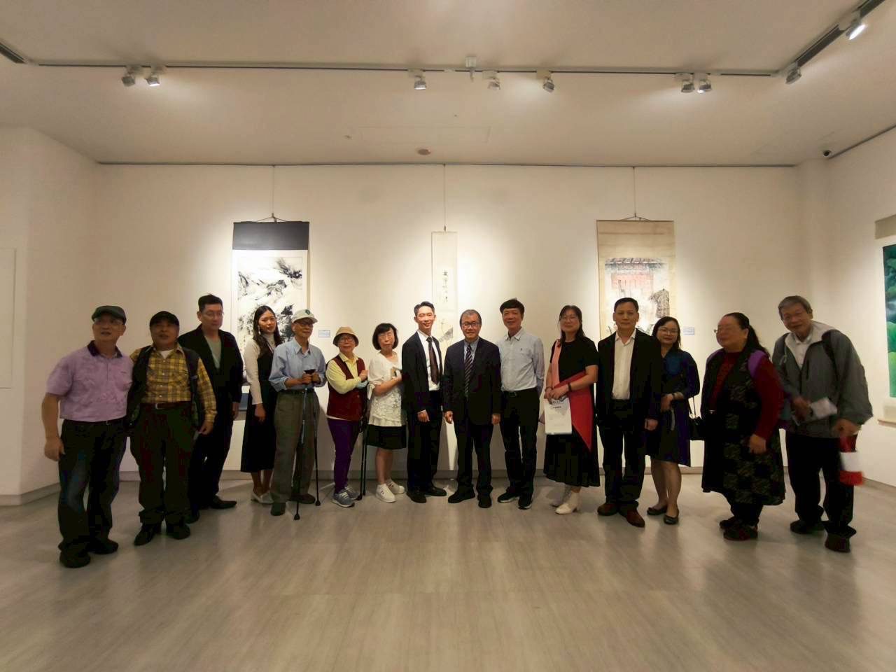 藝術再聚首、創作不止步——《藝起屏聚》系友美展亮眼登場 教育部長鄭英耀返校同慶　八大媒材匯聚屏大視藝所