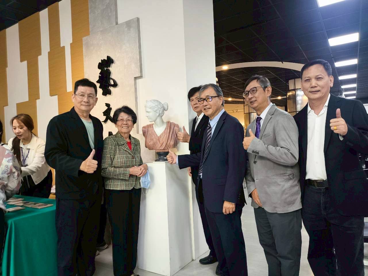 藝術再聚首、創作不止步——《藝起屏聚》系友美展亮眼登場 教育部長鄭英耀返校同慶　八大媒材匯聚屏大視藝所