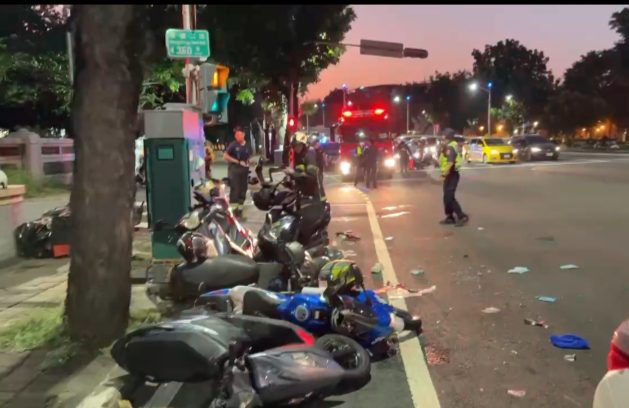 7旬翁開車擦撞機車再衝待轉8車 釀1死8傷 高雄市發生7旬翁駕車衝撞待轉區機車車禍,釀1死8傷。翻攝畫面