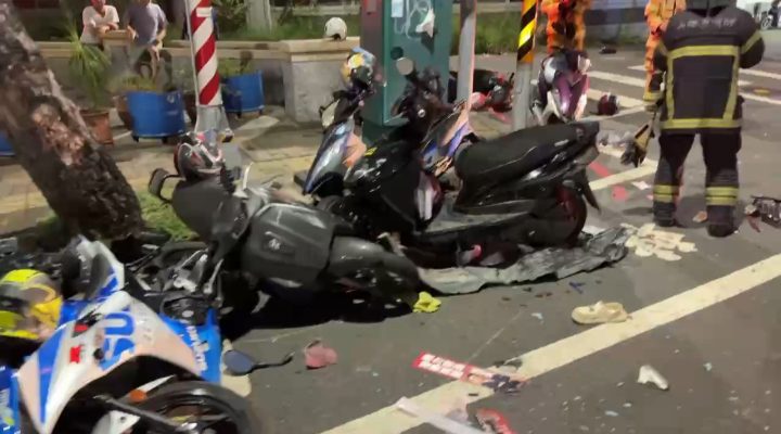 7旬翁開車擦撞機車再衝待轉8車 釀1死8傷 高雄市發生7旬翁駕車衝撞待轉區機車車禍,釀1死8傷。翻攝畫面