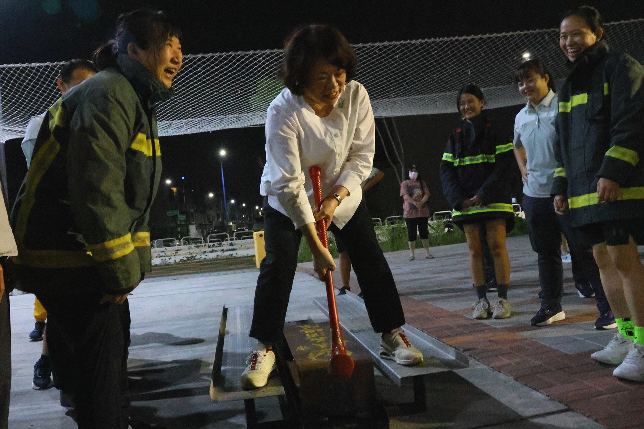 嘉義市義消出征全國賽！黃敏惠授旗勉勵　11位鐵娘子挑戰火場救援