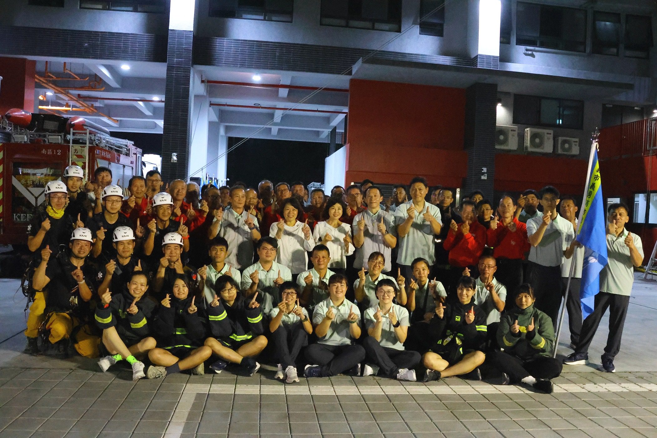 嘉義市義消出征全國賽！黃敏惠授旗勉勵　11位鐵娘子挑戰火場救援