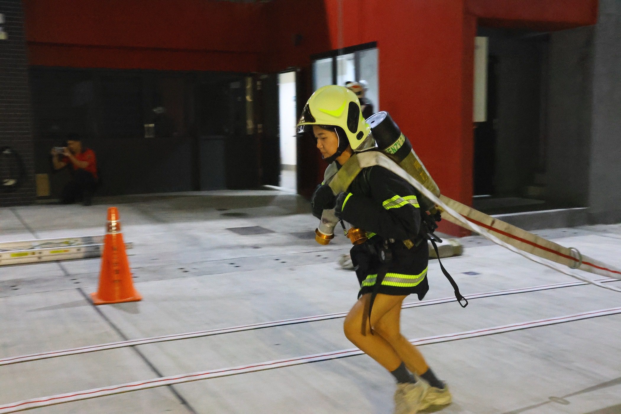 嘉義市義消出征全國賽！黃敏惠授旗勉勵　11位鐵娘子挑戰火場救援