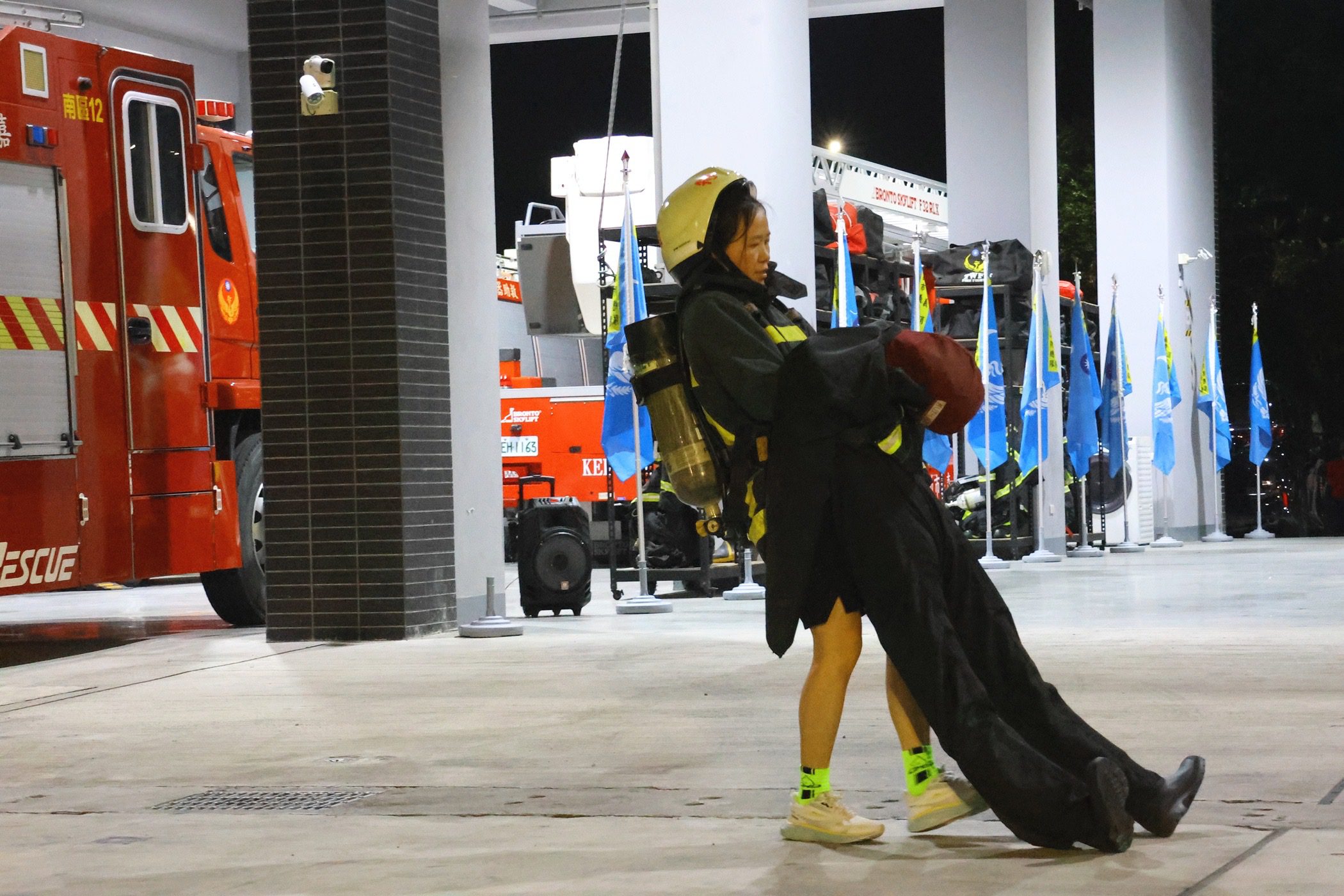 嘉義市義消出征全國賽！黃敏惠授旗勉勵　11位鐵娘子挑戰火場救援