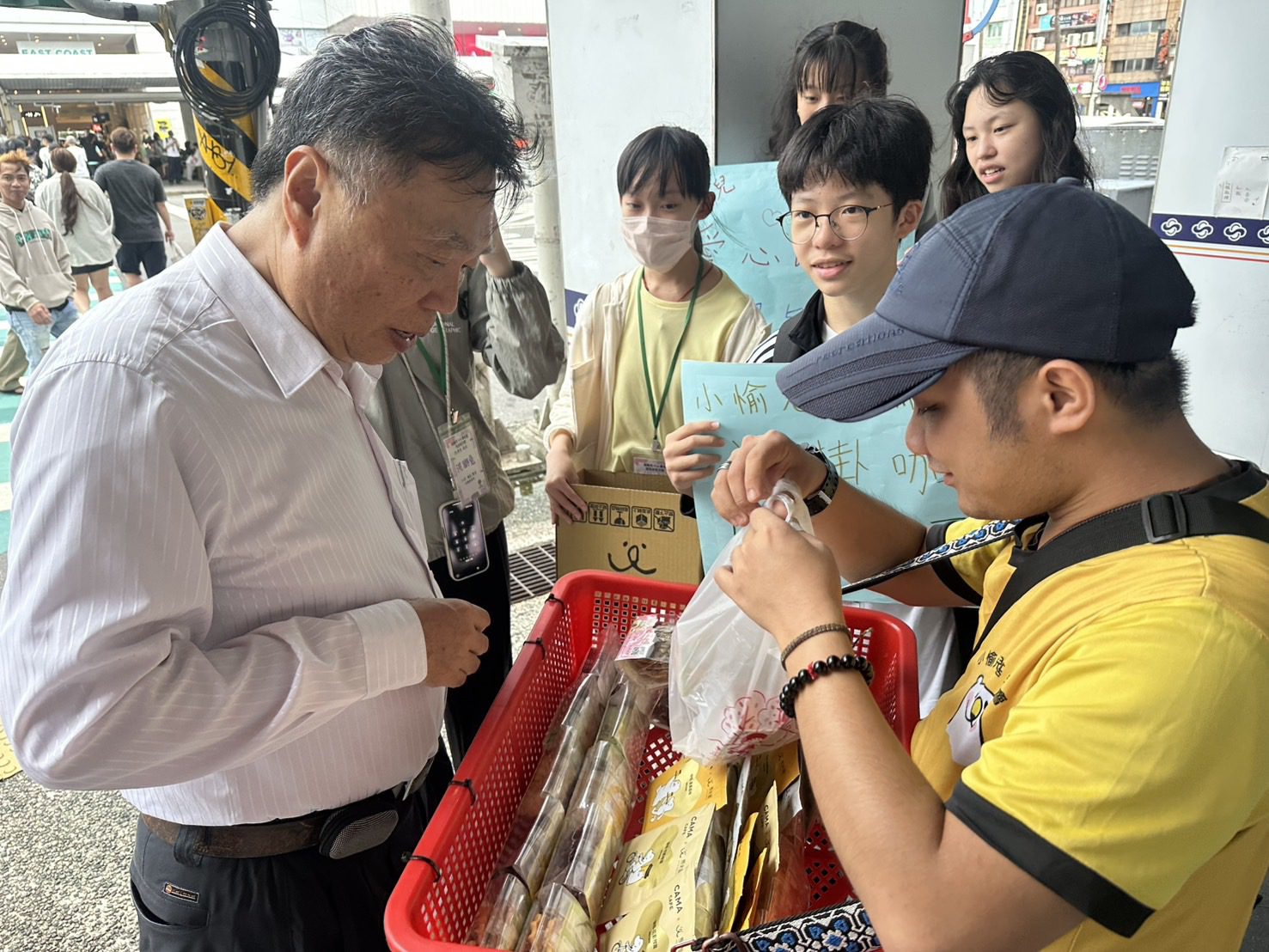 兒少關懷大使攜手小愉兒 以行動關懷弱勢 兒少關懷大使攜手小愉兒 以行動關懷弱勢