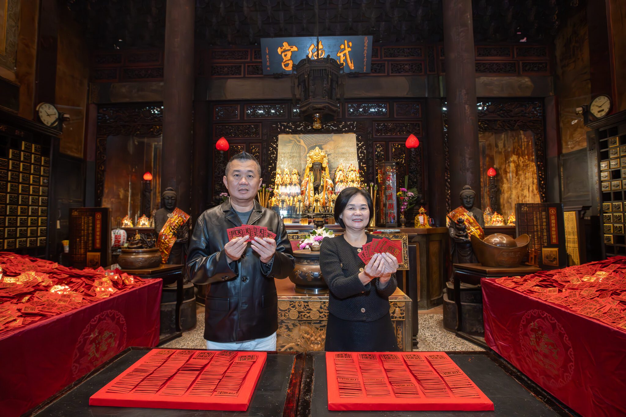 不畏金價飆　北港武德宮砸兩百萬置純金錢母　邀鎮長認證