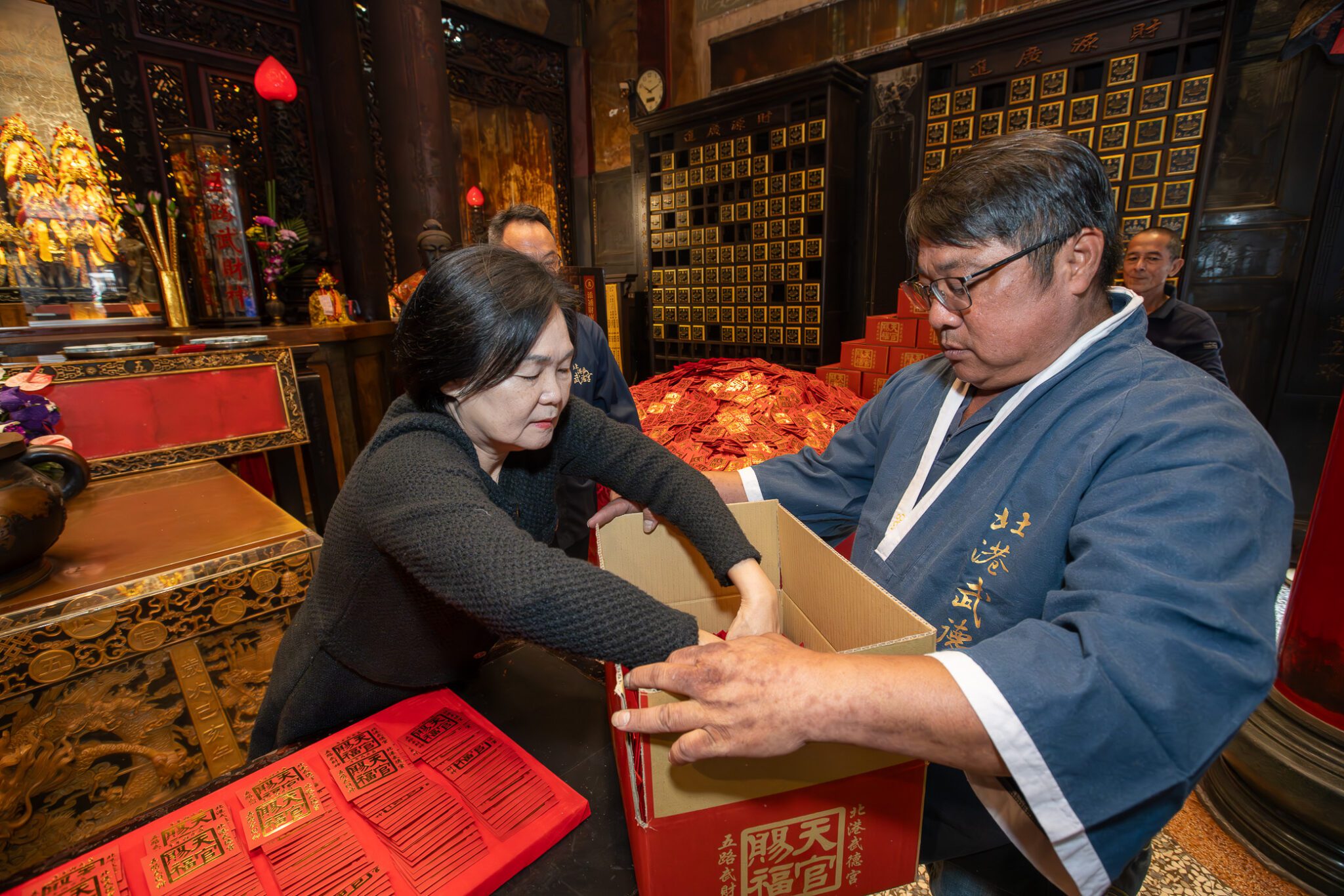 不畏金價飆　北港武德宮砸兩百萬置純金錢母　邀鎮長認證