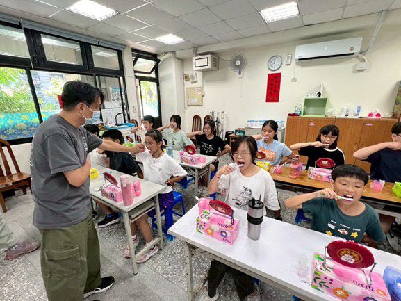 基隆四校榮獲「全國國小學童潔牙觀摩活動」及「全國國小潔牙微電影觀摩」佳績