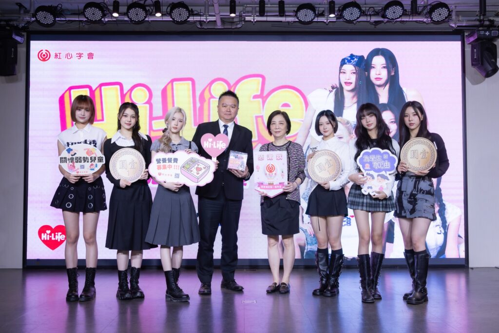 讓每一枚零錢都有力量!萊爾富助紅心字會「守護弱勢兒童」號召全民「一塊」發現愛 27 照片說明:(中間為)紅心字會秘書長李顯文、萊爾富行銷企劃本部劉嘉銓處長、GENBLUE幻藍小熊一起化身愛心接力大使。/照片提供:紅心字會