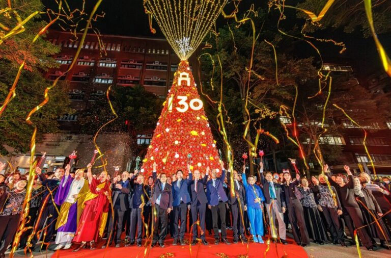 全紅聖誕樹耀亮國北教大！「130向前走」點燈祈福登場　億光捐贈「360吋LED戶外全彩電視牆」添亮點