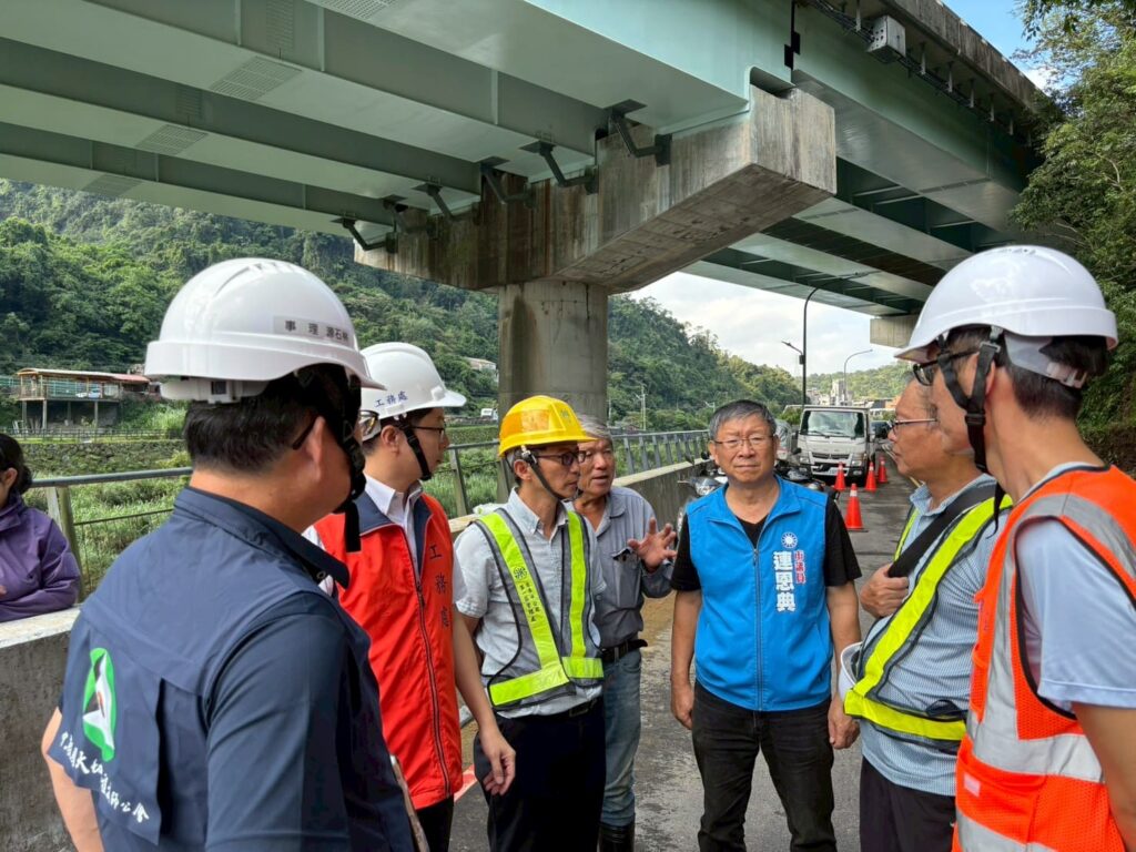 基隆暖暖區興隆街道路邊坡仍有浮石 道路持續封閉 基隆暖暖區興隆街道路邊坡仍有浮石 道路持續封閉