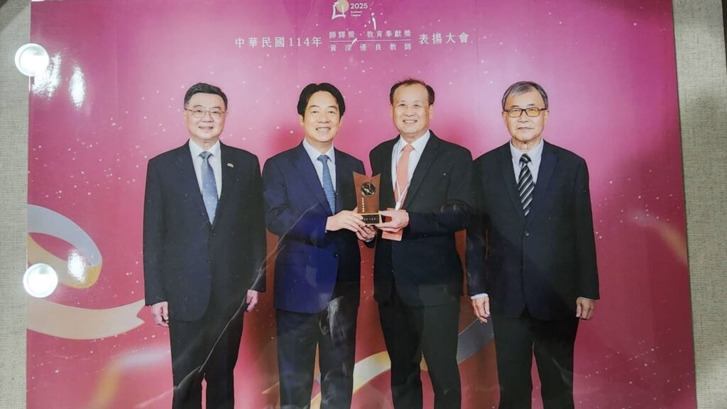 春風四十載　慧燈照杏壇　盧燈茂榮膺雙獎