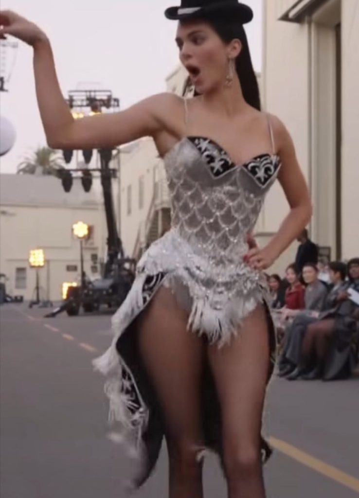 《時尚與電影》 每一件衣裳都是一場戲。 《時尚與電影》 每一件衣裳都是一場戲。