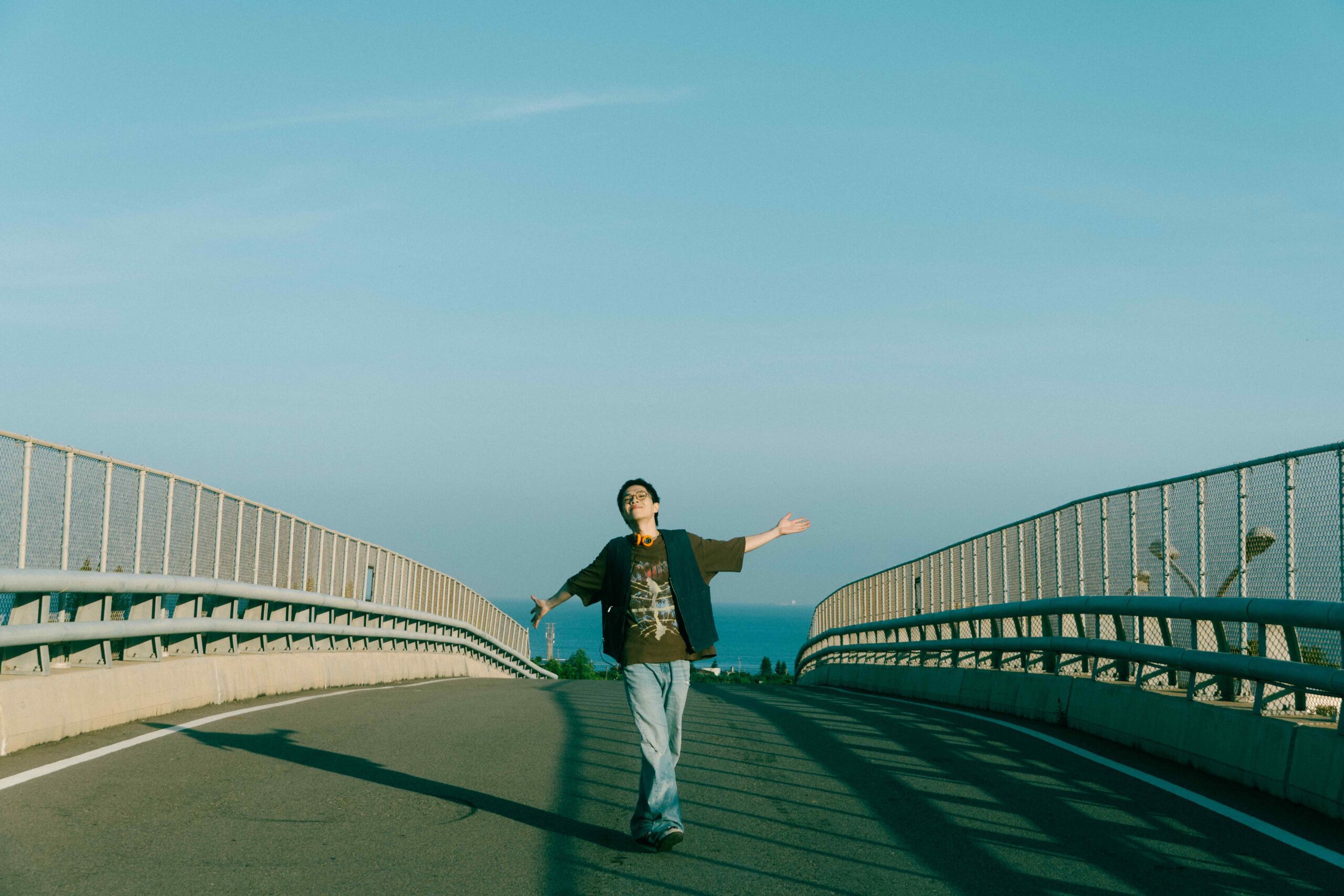 Wols 唱出苦中帶笑的人生希望 嘆人生苦悶也要笑著換氣用力站起 Wols 唱出苦中帶笑的人生希望 嘆人生苦悶也要笑著換氣用力站起